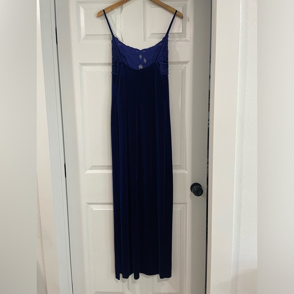 Cum cum by Nikki Livas evening blue velvet maxi dress with high leg slit - Picture 4 of 6